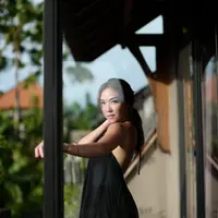 Beberapa waktu lalu, Gisella Anastasia sempat mengunggah sejumlah fotonya menikmati liburan. Salah satunya saat dirinya mengenakan backless dress berwarna hitam. (instagram/gisel_la)