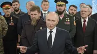 Presiden Vladimir Putin didampingi oleh Kepala Republik Chechnya Ramzan Kadyrov (tengah kiri) saat berbicara kepada para prajurit selama kunjungannya ke Universitas Pasukan Khusus di Gudermes, Republik Chechnya, Rusia, Selasa (20/8/2024). (Dok. Alexei Danichev, Sputnik, Kremlin Pool Photo via AP)