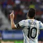 Penyerang Argentina, Lionel Messi berselebrasi usai mencetak gol ke gawang Estonia pada pertandingan persahabatan di stadion El Sadar di Pamplona, Spanyol utara, Senin (6/6/2022). Messi mencetak lima gol dan mengantar Argentina menang besar atas Estonia 5-0. (AP Photo/Alvaro Barrientos)