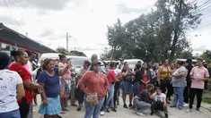 Anggota keluarga menunggu di luar pintu masuk penjara wanita di Tamara, di pinggiran Tegucigalpa, Honduras, Selasa, 20 Juni 2023. (AP Photo/Elmer Martinez)