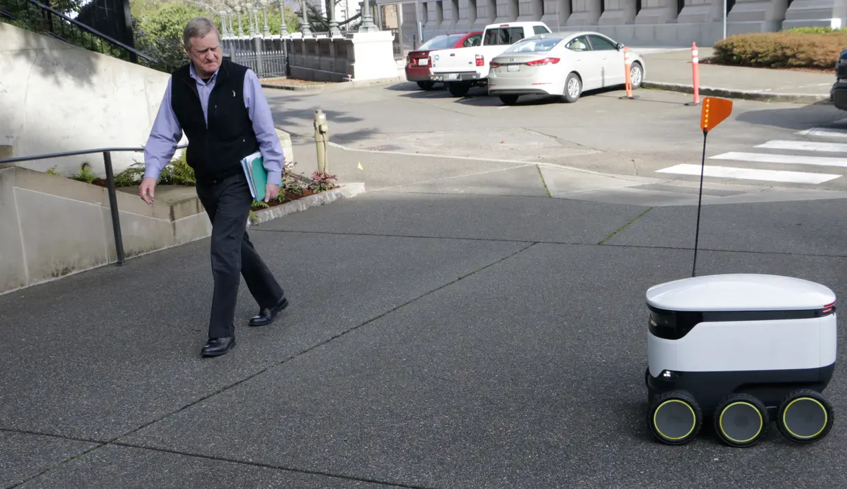 Sebuah  robot pengirim barang selama demonstrasi di luar Washington Capitol di Olympia,, 28 Januari 2019. Anggota parlemen sedang mempertimbangkan undang-undang pengaturan yang akan memungkinkan pengiriman robot di pinggir jalan. (AP/Rachel La Corte)