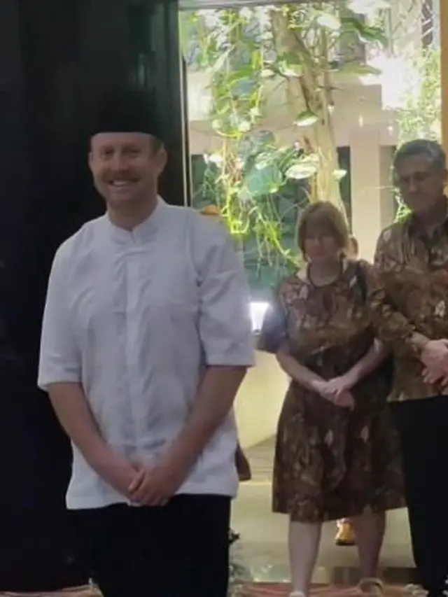 Bertemu Jodoh di Usia 47 Tahun, Kisah Wanita Dinikahi Pria Bule Ini Bikin Haru