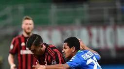 Pemain depan AC Milan, Fernandez Suso berebut bola dengan bek Sassuolo, Rogerio pada laga pekan ke-31 Serie A di San Siro, Minggu (8/4). Menjamu Sassuolo, AC Milan gagal meraih kemenangan usai hanya bermain imbang 1-1. (AFP PHOTO/MIGUEL MEDINA)