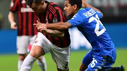 Pemain depan AC Milan, Fernandez Suso berebut bola dengan bek Sassuolo, Rogerio pada laga pekan ke-31 Serie A di San Siro, Minggu (8/4). Menjamu Sassuolo, AC Milan gagal meraih kemenangan usai hanya bermain imbang 1-1. (AFP PHOTO/MIGUEL MEDINA)
