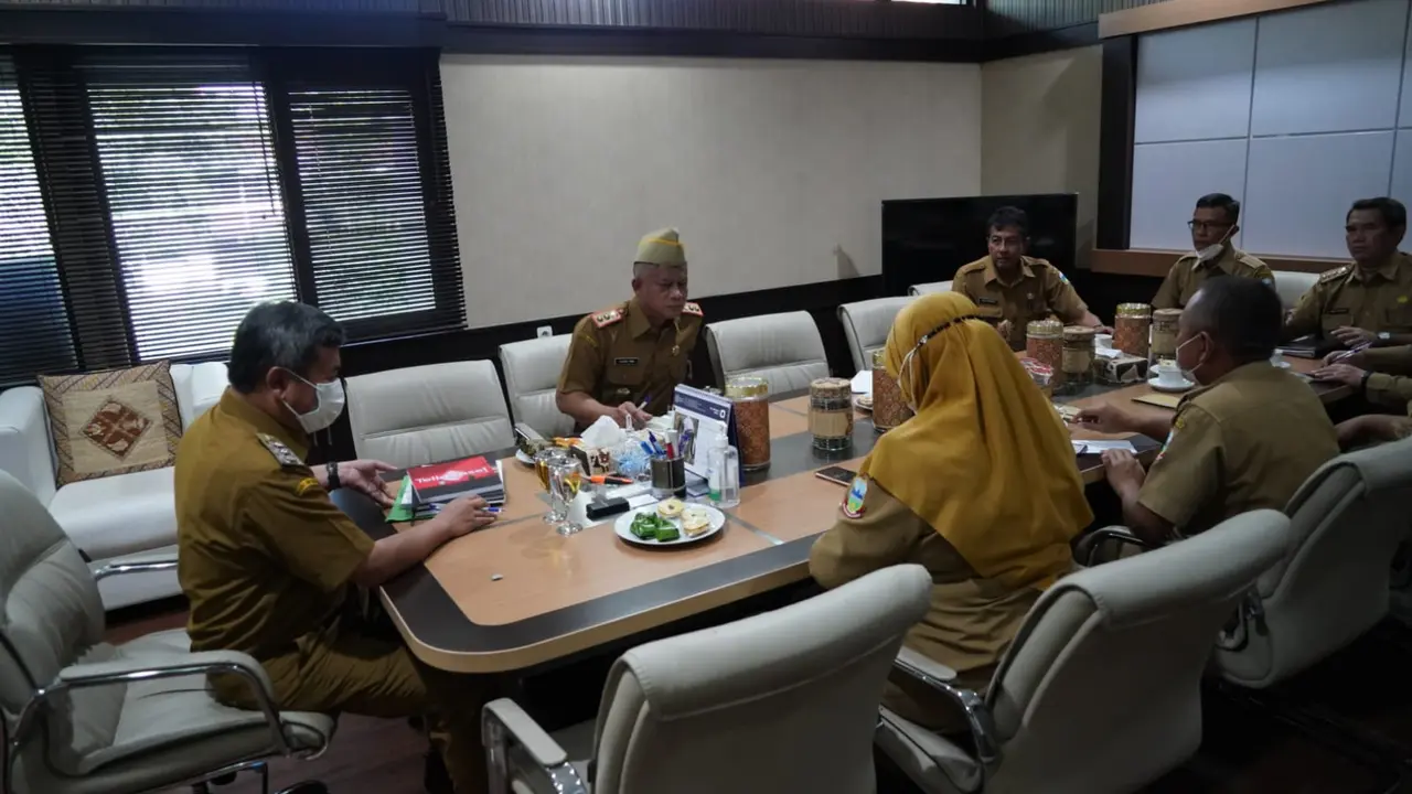 Bupati Garut Rudy Gunawan memimpin rapat koordinasi rencana pembangunan sejumlah ruas jalan utama di Garut menjelang idul fitri.
