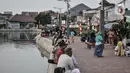 Suasana warga menikmati sore hari di Situ Rawa Besar, Lio, Depok, Jawa Barat, Kamis (20/8/2020). Di tengah meningkatnya kasus Covid-19 hingga menjadikan Depok kembali sebagi Zona Merah, warga masih banyak yang mengabaikan protokol kesehatan saat berada di ruang publik. (merdeka.com/Iqbal S. Nugroho)