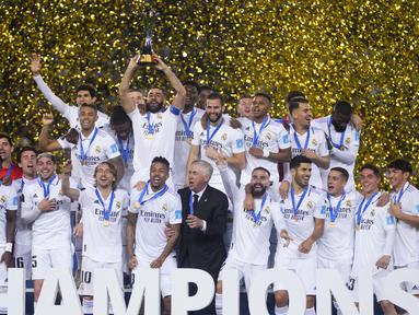 Pemain Real Madrid merayakan gelar juara Piala Dunia Antarklub 2023 setelah menaklukkan Al Hilal di Stadion Prince Moulay Abdellah, Rabat, Maroko, Sabtu (11/2/2023). (AP Photo/Manu Fernandez)