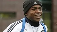 Chelsea's French footballer Gael Kakuta attends a training session on the eve of their Champions League Group D match against Apoel Nicosia at Chelsea's training facility in Cobham, southern England, on December 7, 2009. AFP PHOTO/Ian Kington 