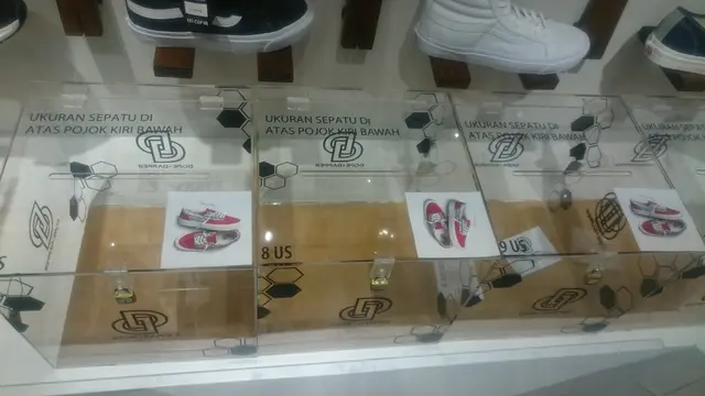 Vans mengeluarkan koleksi kolaborasinya dengan F.O.G (Fear of God) yang mengundang antusias tinggi dari pecinta sneakers di Indonesia. (Liputan6.com/Meita Fajriana)