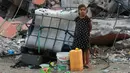 Seorang anak perempuan Palestina bersiap mengisi wadah plastik dengan air di titik distribusi di Khan Yunis di Jalur Gaza selatan pada 17 Oktober 2024. (BASHAR TALEB/AFP)