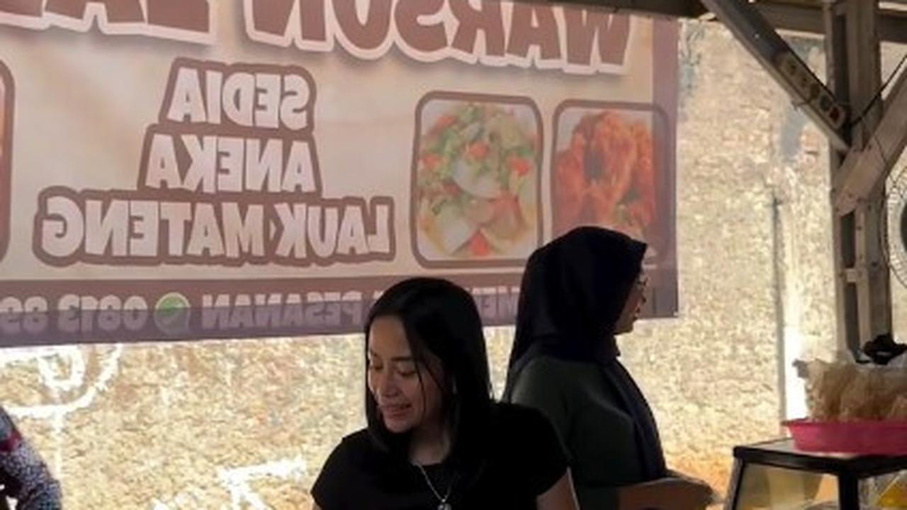 Buka Warung Makanan Sunda, Begini 7 Gaya Eriska Nakesya Istri Young Lex saat Jualan Layani Pembeli