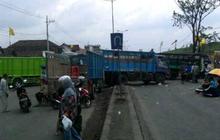 Korban lumpur lapindo blokir rel kereta api Porong