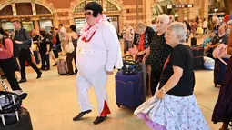 Penggemar Elvis Presley menari di Stasiun Central sebelum menghadiri The Parkes Elvis Festival di Sydney, Kamis (10/1). Festival yang digelar pertama kali pada tahun 1993 tersebut menampilkan semua hal dari Elvis. (PETER PARKS/AFP)