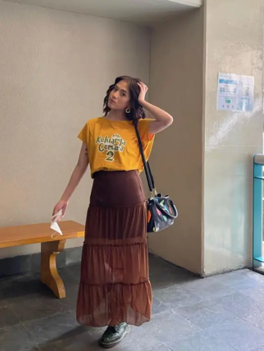 <p>Kaos dan rok dengan detail ruffle adalah perpaduan yang menarik.&nbsp;(instagram/zaraadhsty)</p>