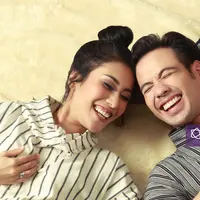 Tarra Budiman dan Gya Sadiqah jalani kehidupan baru sebagai suami dan istri. (Foto: Adrian Putra, Stylist: Indah Wulansari, DI: Muhammad Iqbal Nurfajri/Bintang.com)