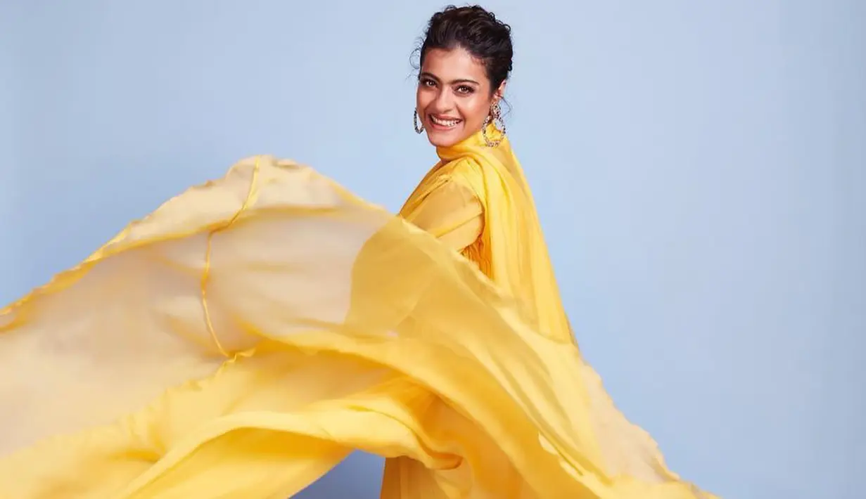 Rupanya Kajol sendiri lahir di keluarga yang berkarier di industri hiburan, bahkan ayahnya merupakan sutradara terkenal loh. (Liputan6.com/IG/@kajol)