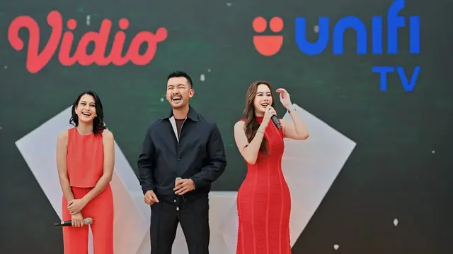 7 Potret Aura Kasih Promosi Series Gelas Kaca di Malaysia, Tampil Menawan