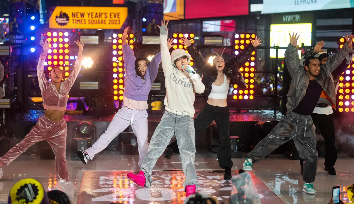 J-Hope (Jung Ho-seok) tampil untuk perayaan Malam Tahun Baru di Times Square, New York, Amerika Serikat, 31 Desember 2022. Membawakan hits solonya, Equal Sign dan Chicken Noodle Soup di tengah udara dingin New York, J-Hope tampil dengan sangat enerjik menghibur para penggemarnya. (Photo by Ben Hider/Invision/AP)