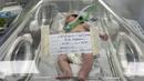 Label identifikasi yang ditempelkan di inkubator itu berbunyi: “Bayi syahid Dareen Abou Chamalah”, dengan tanggal lahirnya, 21 Oktober. (Mai YAGHI / AFP)
