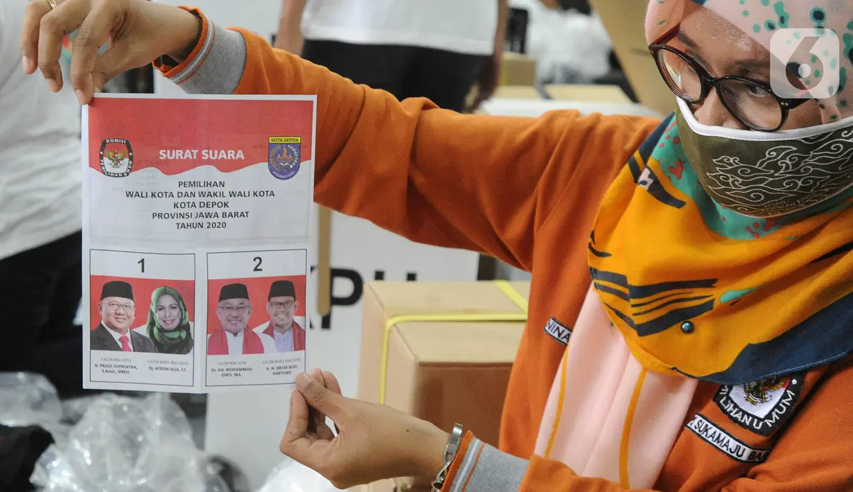 Petugas memperlihatkan surat suara di Gudang Logistik KPU, Depok, Senin (23/11/2020). Komisi Pemilihan Umum (KPU) Kota Depok telah menerima sebanyak 1.262.051 surat suara yang dicetak untuk Pilkada 2020 sesuai jumlah daftar pemilih tetap (dpt) ditambah 2,5 persen cadangan. (merdeka.com/Arie Basuki)