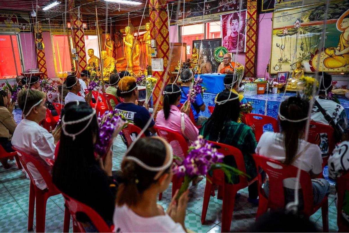 Ritual unik warga Thailand berdoa dalam peti mati sambut Tahun Baru
