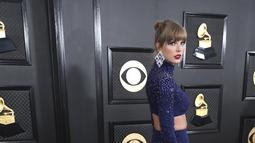 Taylor Swift berpose untuk fotografer di karpet merah ajang Grammy Awards 2023 di Crypto.com Arena, Los Angeles, AS, Senin (6/2/2023) pagi waktu Indonesia. Mantan Harry Styles itu Penyanyi 33 tahun itu tampil dengan nuansa warna biru tengah malam dari kepala hingga ujung kaki.  (Photo by Jordan Strauss/Invision/AP)