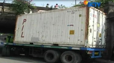 Peristiwa ini terjadi saat truk tengah melaju dari arah Lebak Bulus menuju Ciputat. 