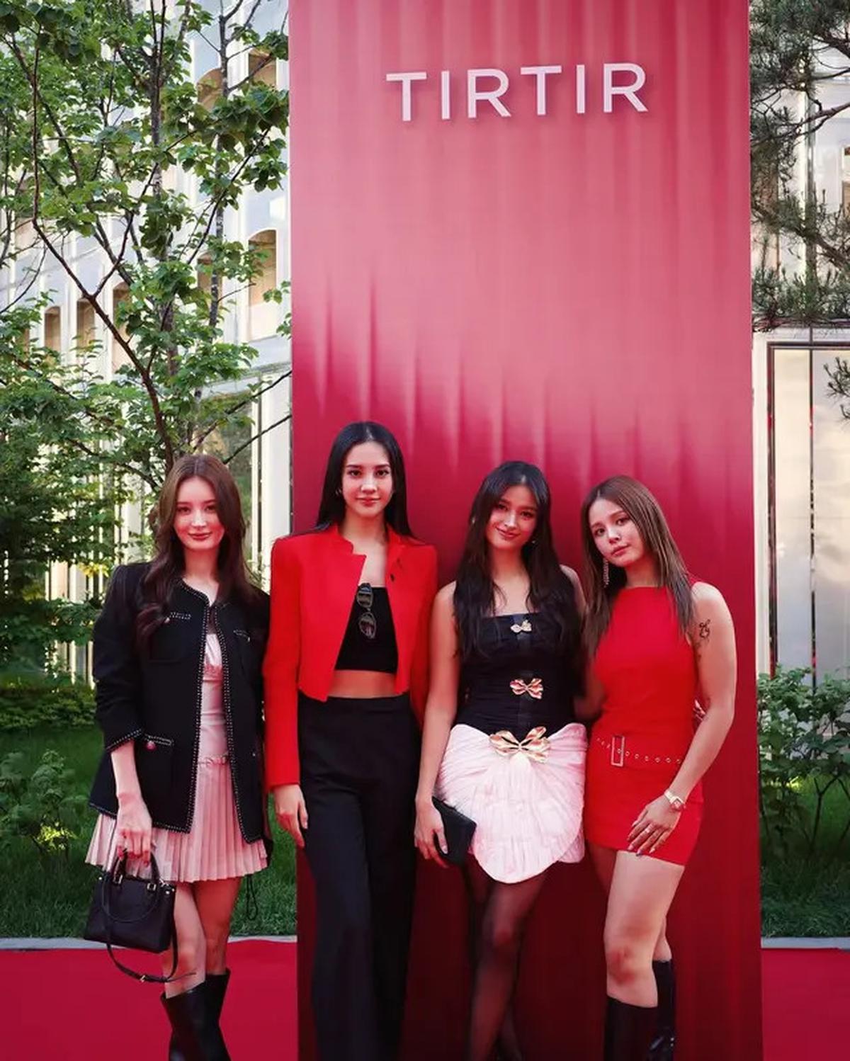 Anya Geraldine Tampil Sleek &amp; Berkelas di Beauty Event Korea, Pose Bareng Sorn Eks CLC