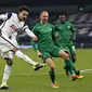 Gelandang Tottenham, Dele Alli, melepaskan tendangan saat menghadapi Ludogorets pada laga lanjutan Grup J Liga Europa di Tottenham Hotspur Stadium, Jumat (27/11/2020) dini hari WIB. Tottenham menang 4-0 atas Ludogorets. (AFP/Ian Kington/pool)