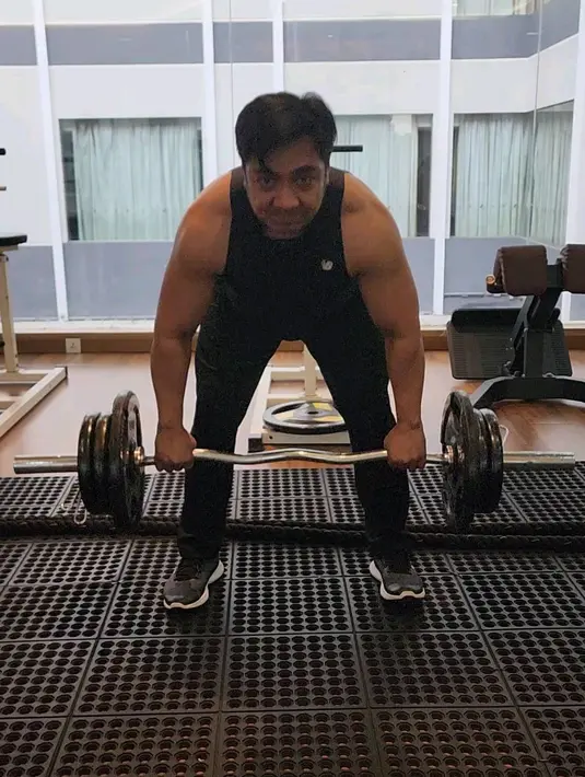 <p>Agar ototnya tetap bagus, Ustaz Riza Muhammad memilih angkat beban sebagai salah satu olahraganya. (Foto: Instagram/@ustadzrizamuhammad)</p>