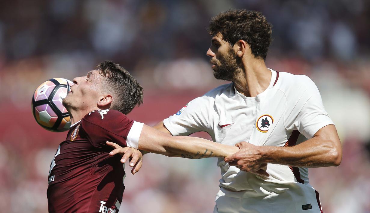 Pemain AS Roma, Federico Fazio (kanan) berusahan menghadang pemain Torino, Andrea Belotti pada lanjutan Serie A Italia di Stadion "Grande Torino" (Olimpico), Turin (25/9/2016). (AFP/Marco Bertorello)