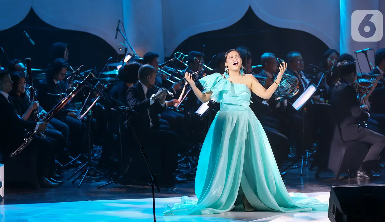 Penyanyi melantunkan lagu film Disney dalam Jakarta Concert Orchestra 2019 di Teater Jakarta, Taman Ismail Marzuki, Minggu (1/12/2019). Konser dengan konduktor Avip Priatna bertajuk When You Wish Upon a Star didukung Galeri Indonesia Kaya. (Liputan6.com/Fery Pradolo)
