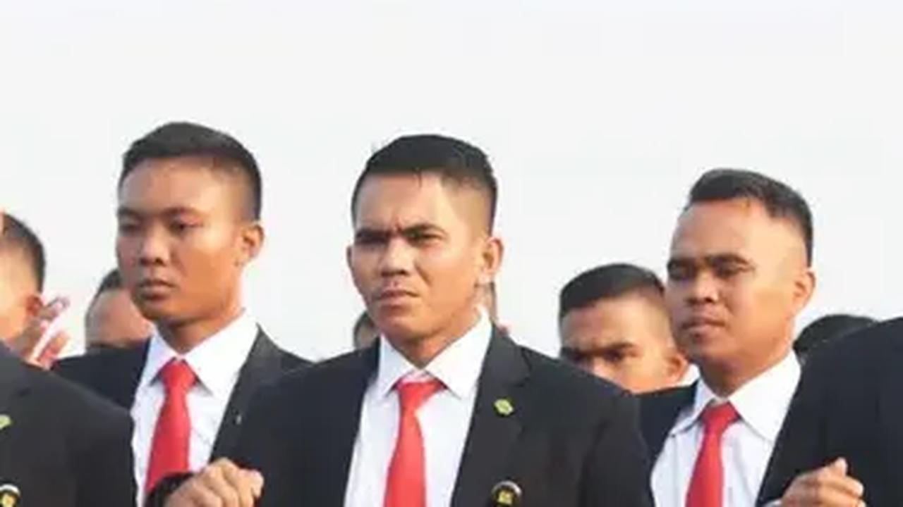 VIDEO: Paspampres Keras Amankan Wanita Nekat Siram & Lempar Sendal ke Jokowi di Acara Bobby