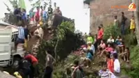 [VIDEO] Dilintasi Truk Pasir, Jembatan 32 Tahun di Banten Ambruk