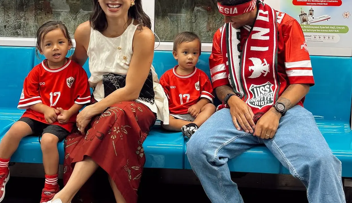 Melengkapi busana etniknya, Jennifer Bachdim mengenakan aksesori emas sebagai anting dan bros tumpuk [@jenniferbachdim]