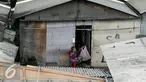Seorang nenek duduk sambil memomong bayi menunggu jatah pembongkaran di kolong tol Pluit, Jakarta, Rabu (2/3). Pemprov DKI membongkar 385 bangunan di kawasan tersebut berdasarkan Perda No 8 Tahun 2007 tentang ketertiban umum. (Liputan6.com/Yoppy Renato)