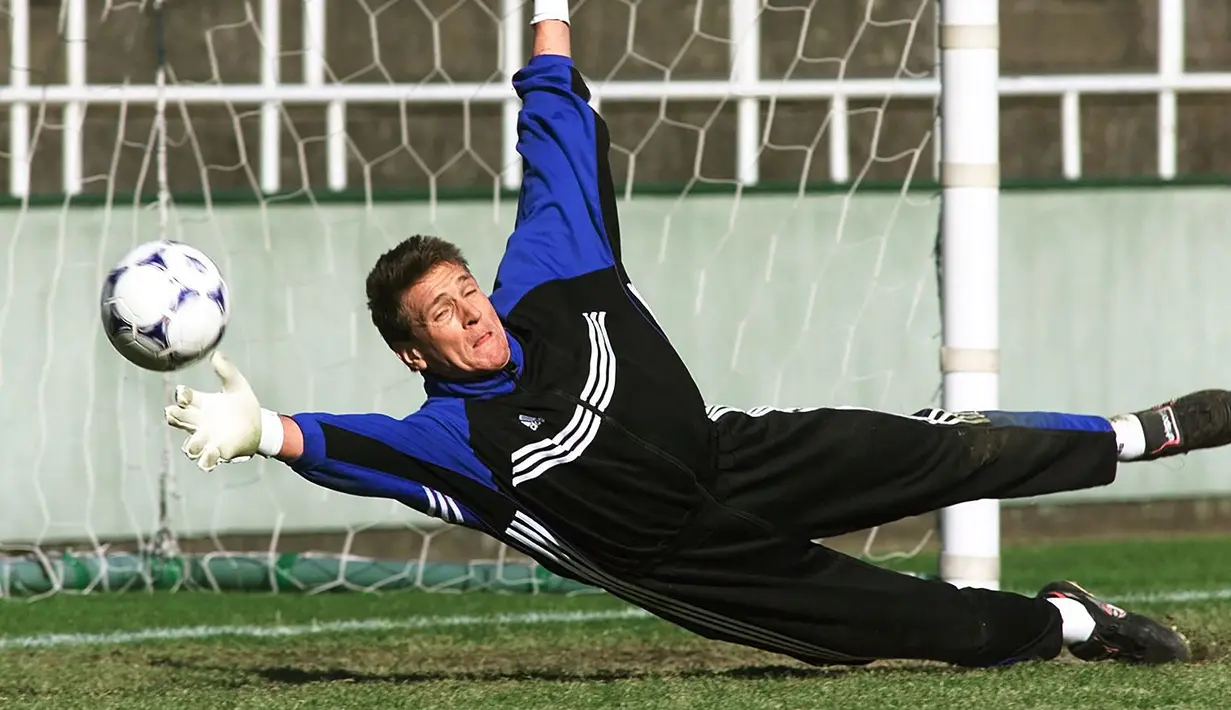 Bodo Illgner. Kiper yang kini berusia 55 tahun ini mengakhiri kariernya sebagai pemain bersama Real Madrid pada Juli 2001 setelah memperkuat Los Blancos selama 5 musim mulai 1996/1997. Ia didatangkan dari FC Koln pada awal musim 1996/1997 dengan nilai transfer 2 juta euro, setelah sempat bermain 5 kali bersama FC Koln di awal musim tersebut. Ia total tampil dalam 119 laga bersama Real Madrid di semua ajang dengan torehan 34 kali clean sheet dan kebobolan 142 gol. Ia pun sukses mempersembahkan 1 gelar Liga Spanyol, 2 trofi Liga Champions, 1 Supercopa Spanyol dan 1 Piala Toyota. (AFP/Kazuhiro Nogi)