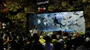 Beberapa penyelam terlihat memberi makan  ikan-ikan di dalam air di wahana Seaworld, Ancol, Jakarta, Senin (28/7/14). (Liputan6.com/Andrian M Tunay)