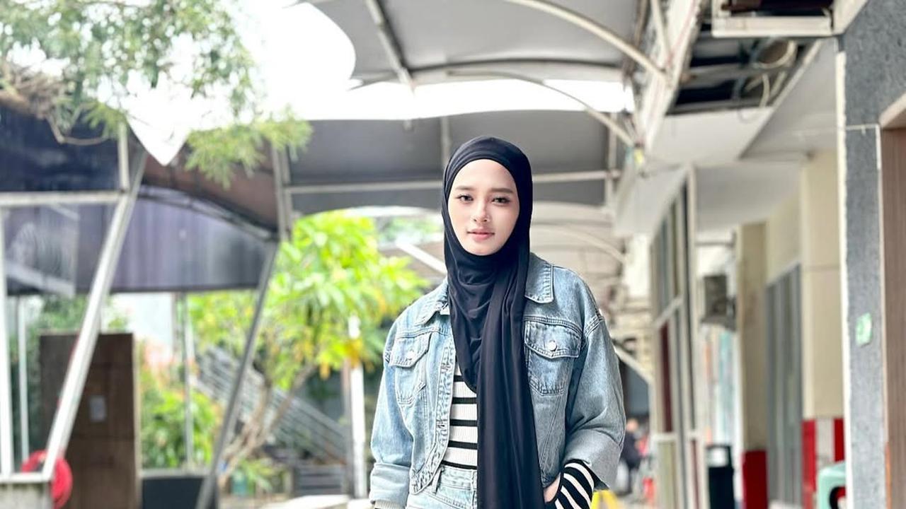 Potret Cantik Inara Rusli Tampil Stylish Padukan Busana Denim