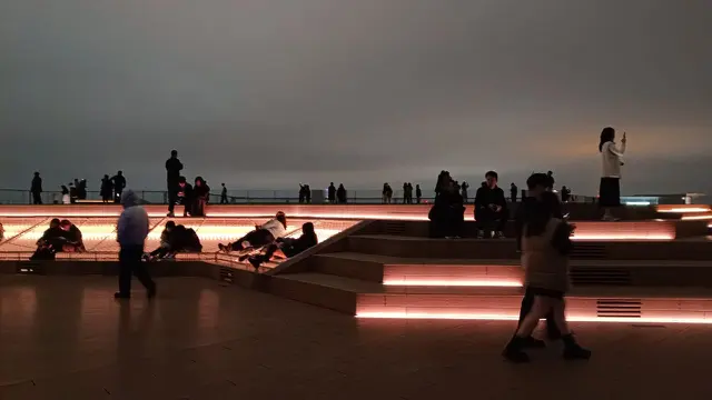 Tempat tidur gantung untuk mengamati awan di Shibuya Sky. (Nila Chrisna).
