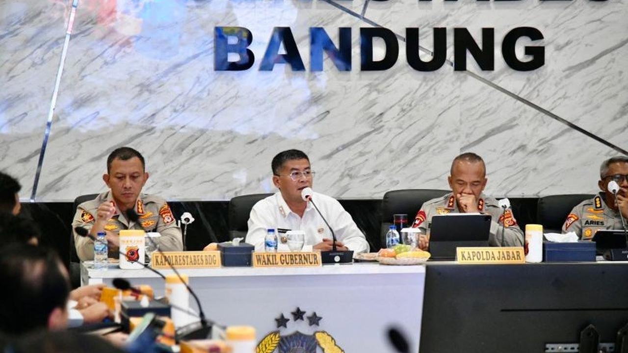 Wagub Jabar Dorong Desentralisasi Bobotoh Lewat Nobar Persib Persija, Jaga Ketertiban Laga