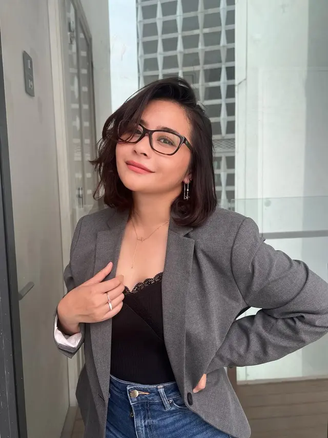 Prilly Latuconsina pakai kacamata