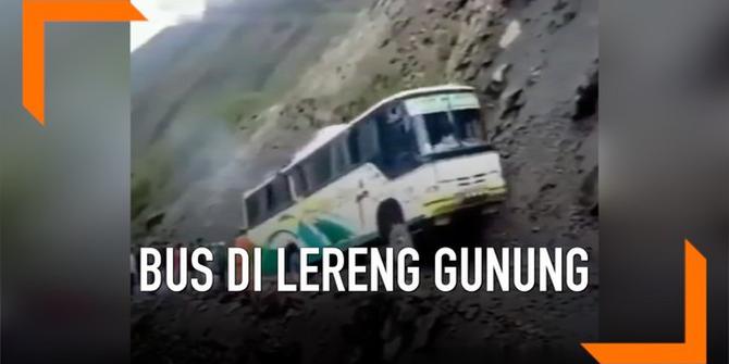 VIDEO: Bikin Tegang, Aksi Bus Berpenumpang Lewati Jalan Sempit di Lereng Gunung