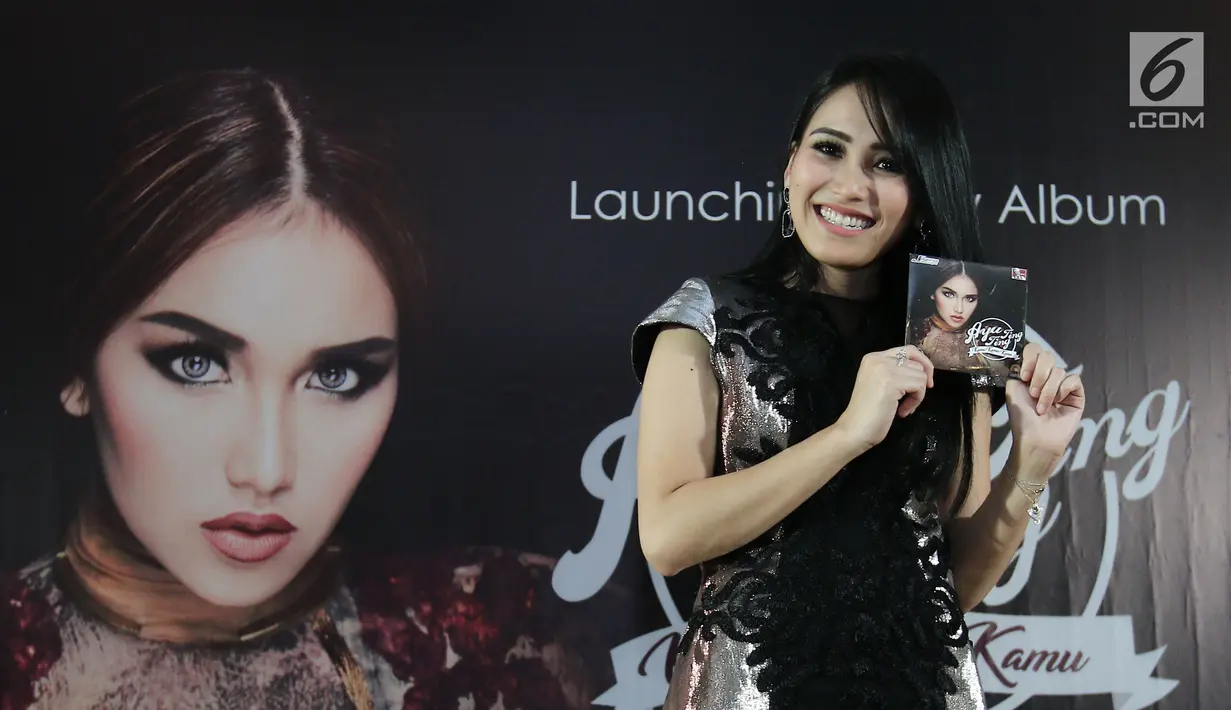 Ayu Ting Ting menunjukan album terbarunya yang bertajuk "Kamu Kamu Kamu" di kawasan Kemang, Jakarta (9/8). Ayu memberikan beberapa sentuhan irama musik koplo, remix dan juga sedikit musik untuk ngedance di album barunya. (Liputan6.com/Herman Zakharia)