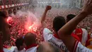 Suporter klub Sporting Gijon asal Spanyol merayakan keberhasilan tim mereka promosi ke Primera Division. (EPA/J.L.Cereijido)