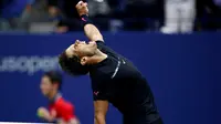 Selebrasi Rafael Nadal setelah mengalahkan Juan Martin del Potro pada semifinal AS Terbuka 2017, Jumat (8/9/2017) malam waktu setempat. (AP/Andres Kudacki)