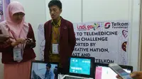 Shamila (kiri) dan tim Pulse Telkom University (TelU) di booth Telemedicine Innovation Challenge di Malaysia. (Foto: Istimewa)