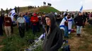 Para pengunjuk rasa mengambil bagian dalam demonstrasi yang bertujuan menghalangi truk bantuan memasuki wilayah Palestina di perbatasan Kerem Shalom dengan Jalur Gaza selatan, Israel, Senin (29/1/2024). Demonstrasi tersebut juga diikuti keluarga para sandera yang ditahan di Gaza sejak serangan Hamas pada 7 Oktober. (Menahem Kahana/AFP)