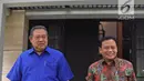 Ketua Umum Partai Demokrat Susilo Bambang Yudhoyono atau SBY (kiri) bersama Ketua Bawaslu Abhan (kanan) usai menggelar pertemuan tertutup terkait Pileg dan Pilpres di kediaman SBY di Kuningan, Jakarta, Selasa (10/7). (Liputan6.com/Herman Zakharia)