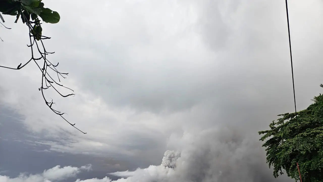 Kondisi Gunung Ruang di Kecamatan Tagulandang pada, Selasa (30/4/2024), pukul 10.10 Wita.